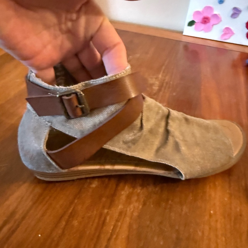 🎃Blowfish Gold and Brown Sandals - Picture 4 of 6